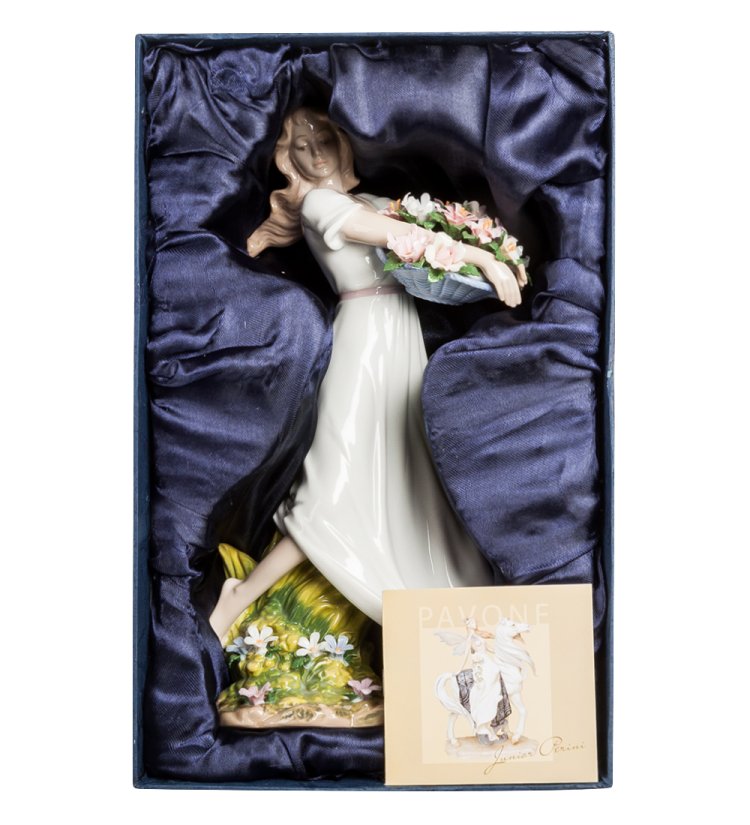 Статуэтка из фарфора Девушка на лугу с цветами Pavone JP-29/29, фотография в упаковке