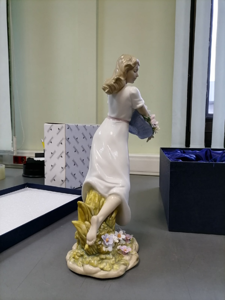 Статуэтка из фарфора Девушка на лугу с цветами Pavone JP-29/29, фото со склада вид профиль