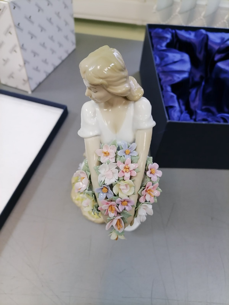 Статуэтка из фарфора Девушка на лугу с цветами Pavone JP-29/29, фото со склада вид сверху