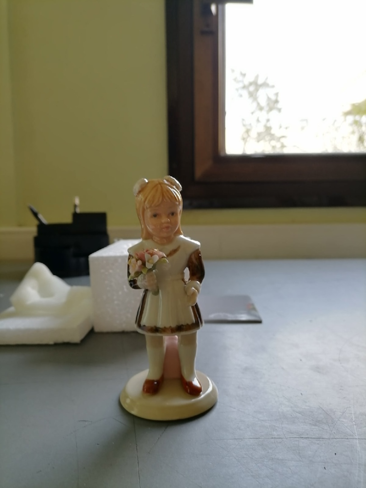 Статуэтка Первоклассница на школьном празднике Pavone CMS-58/ 4, фото со склада портретный вид