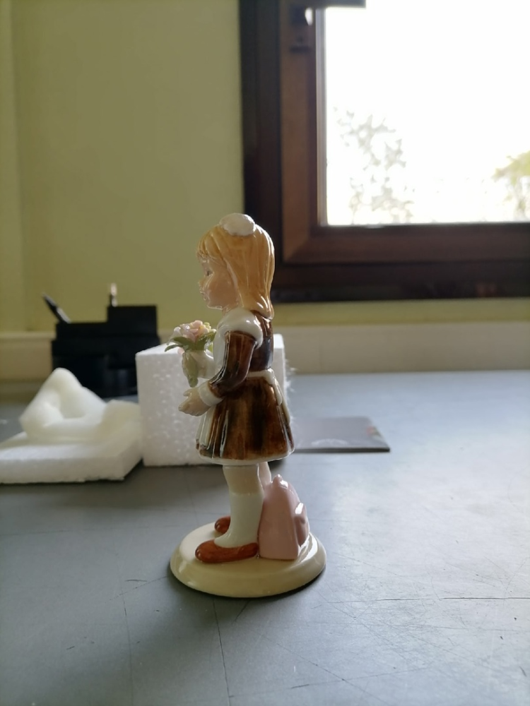 Статуэтка Первоклассница на школьном празднике Pavone CMS-58/ 4, фото со склада вид профиль