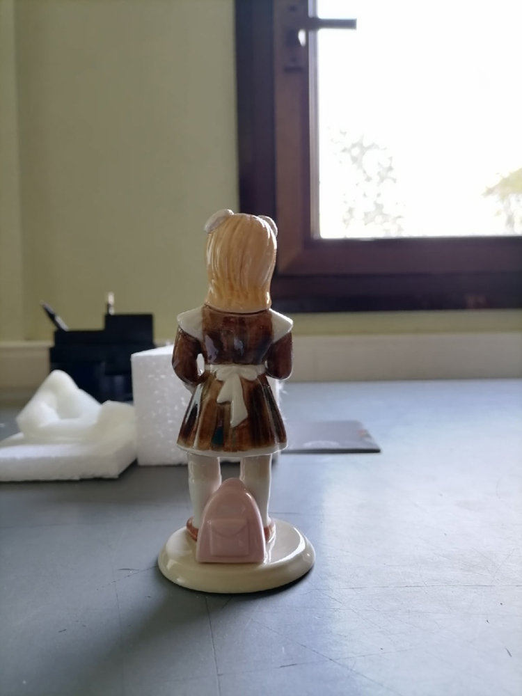 Статуэтка Первоклассница на школьном празднике Pavone CMS-58/ 4, фото со склада оборотная сторона