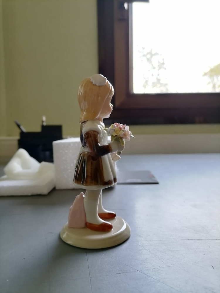 Статуэтка Первоклассница на школьном празднике Pavone CMS-58/ 4, фото со склада вид со стороны