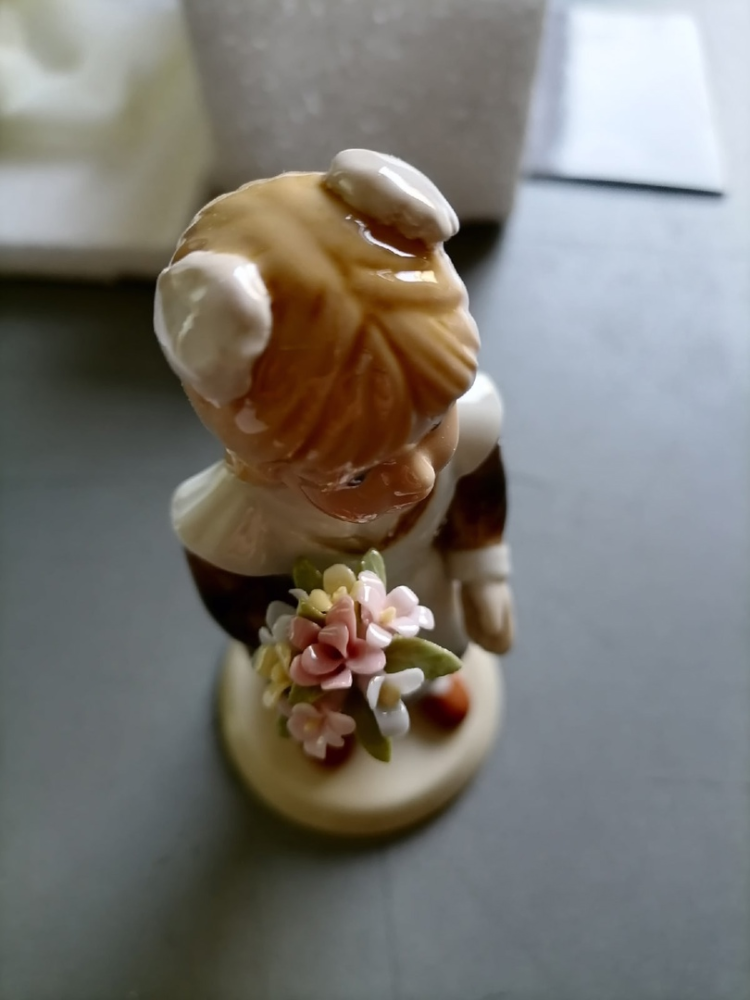 Статуэтка Первоклассница на школьном празднике Pavone CMS-58/ 4, фото со склада вид сверху