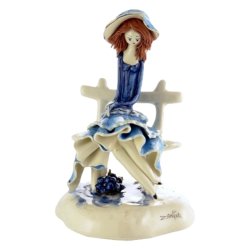 Фигурка из фарфора Дама в голубом на скамье