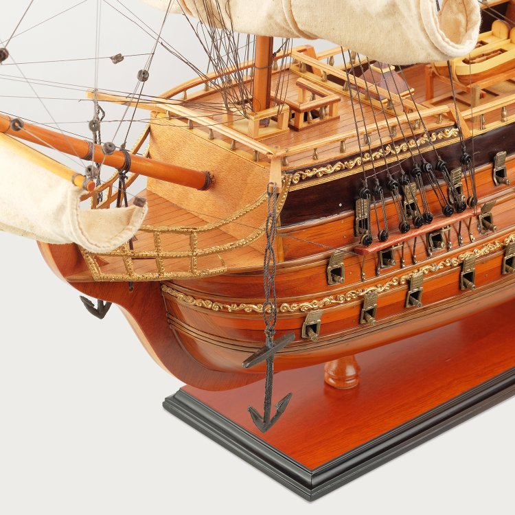 Модель корабля из дерева Saint Esprit, фото крупным планом 1