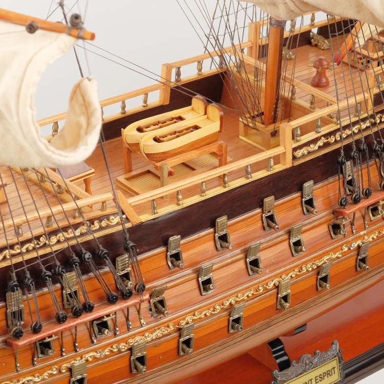 Модель корабля из дерева Saint Esprit, фото крупным планом 2