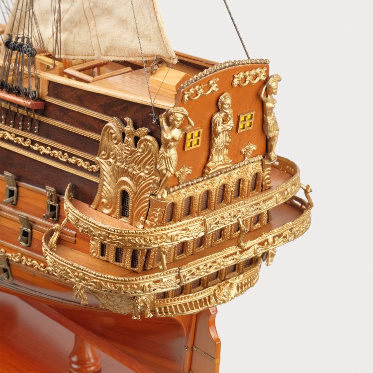 Модель корабля из дерева Saint Esprit, фото крупным планом 7