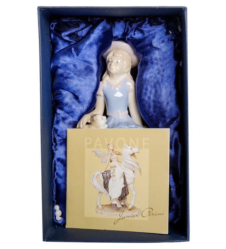 Статуэтка из фарфора на край полки Девочка с котенком Pavone JP-49/11, фотография в упаковке