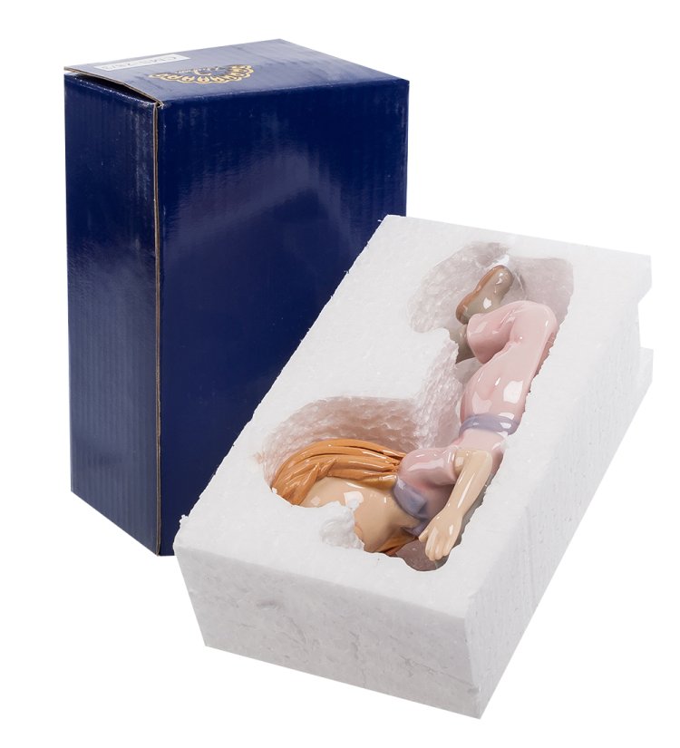 Статуэтка из керамики Девочка и телефон Pavone CMS-28/ 3, фотография в упаковке