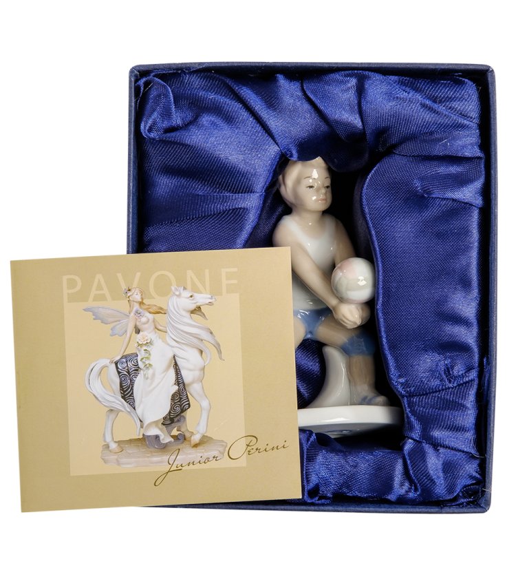 Статуэтка из фарфора Юный волейболист Pavone JP-50/ 7, фотография в упаковке