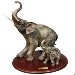 Статуэтка из фарфора Слониха со слонёнком
