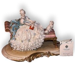 Фарфоровая статуэтка  Дама с кошкой на скамейке