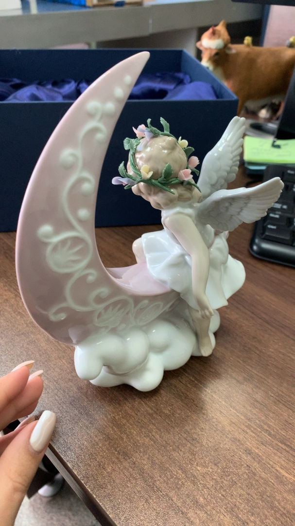 Статуэтка из фарфора Девочка Ангел на луне в облаках Pavone JP-22 /5, фото со склада оборотная сторона