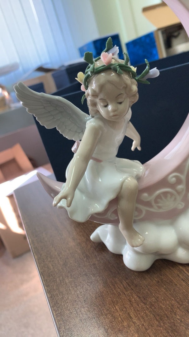 Статуэтка из фарфора Девочка Ангел на луне в облаках Pavone JP-22 /5, фото со склада увеличенный вид