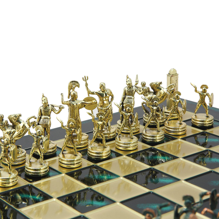 Шахматы Троянская война, зеленая доска, фигуры бронзовые Manopoulos MP-S-4-C-36-GRE, фотография золотых фигур на доске