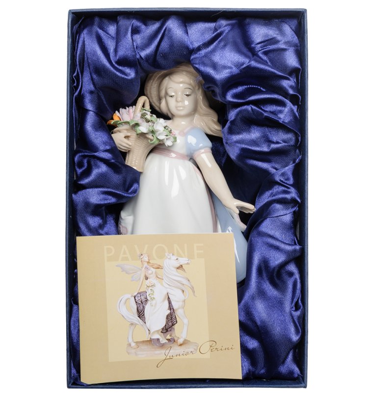 Статуэтка из фарфора Девочка с корзиной цветов в шляпке Pavone JP-22/31, фотография в упаковке