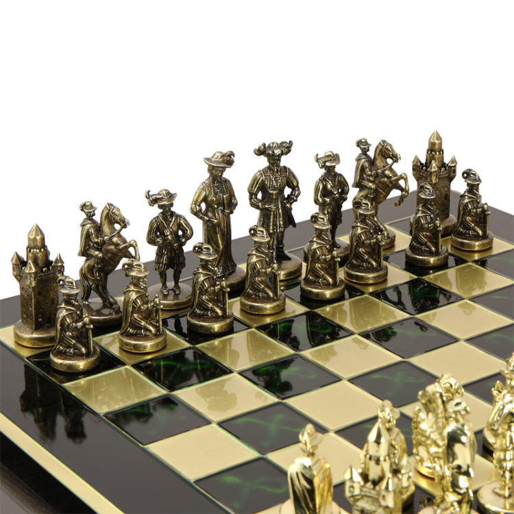 Шахматы на зеленой доске Рыцари Средневековья Manopoulos MP-S-12-C-44-GRE, увеличенный вид фигур на доске