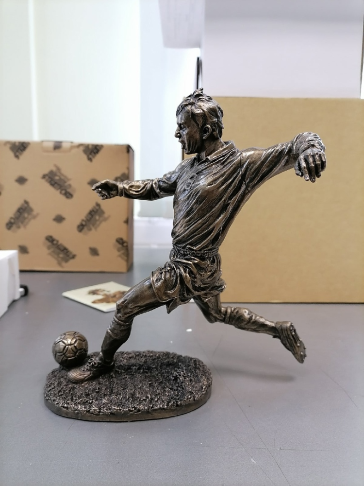 Статуэтка Футболист на поле Veronese WS-433, фото со склада