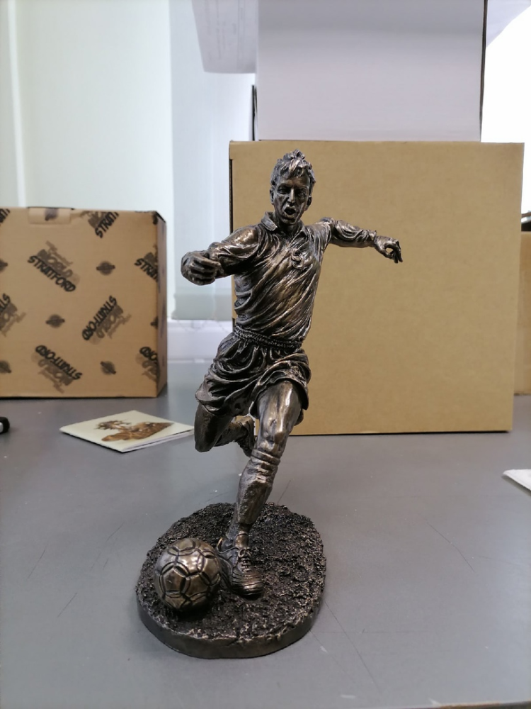 Статуэтка Футболист на поле Veronese WS-433, фото со склада вид профиль