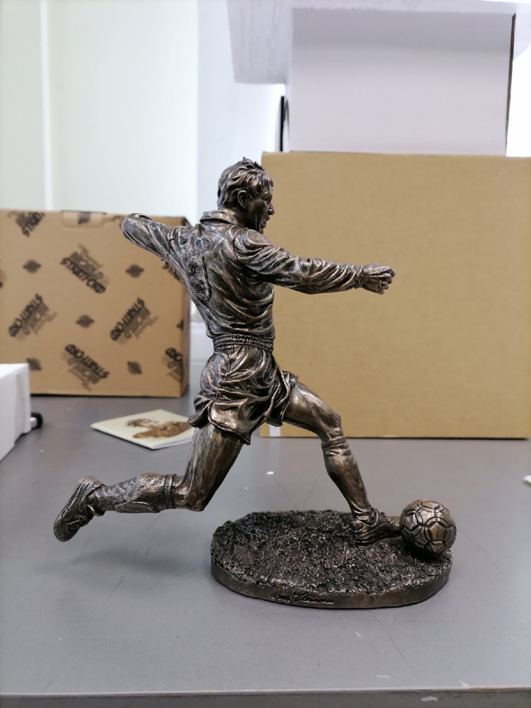 Статуэтка Футболист на поле Veronese WS-433, фото со склада вид со стороны