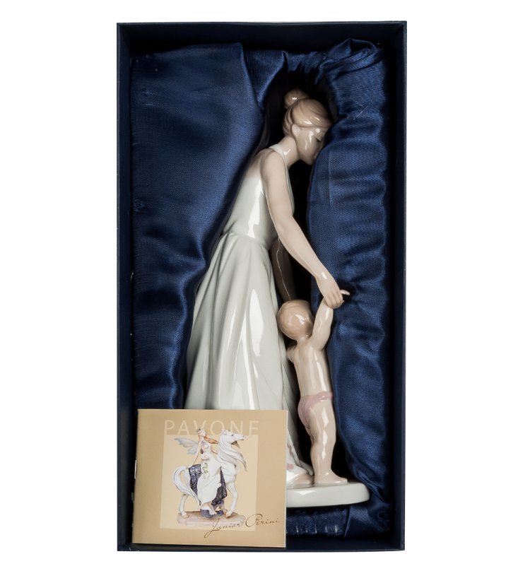 Статуэтка из фарфора Мать с ребенком - учимся ходить Pavone JP-15/ 22, фотография в коробке