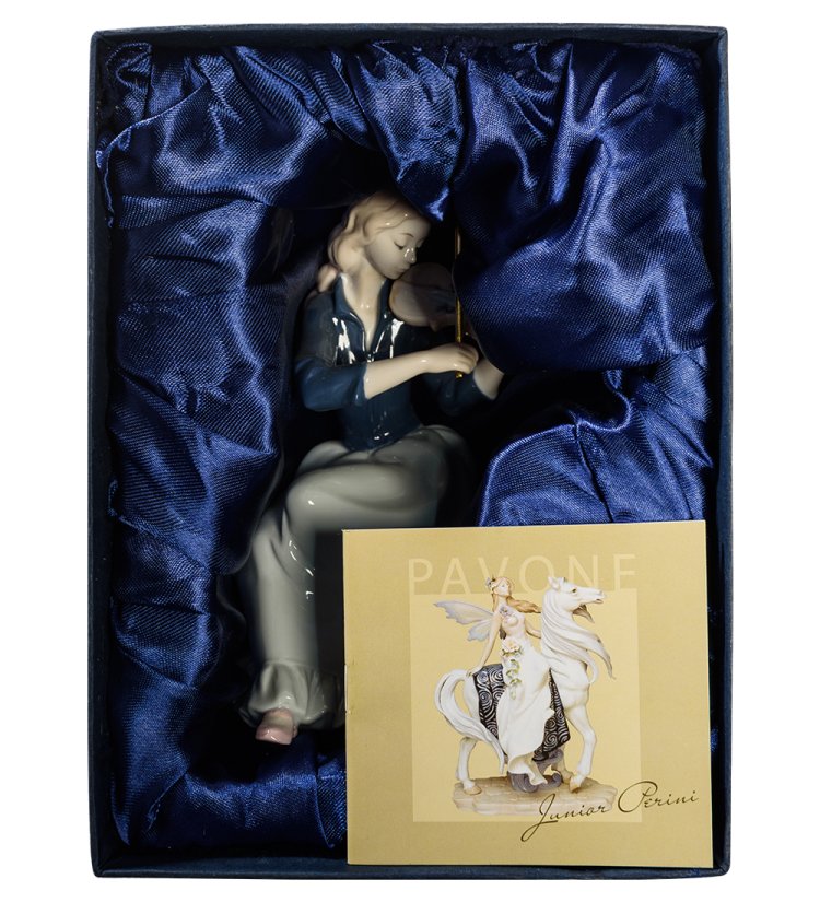 Статуэтка из фарфора Девушка скрипачка Pavone JP-22/34, фотография в упаковке