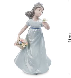 Статуэтка из керамики Девочка в голубом платье с цветами