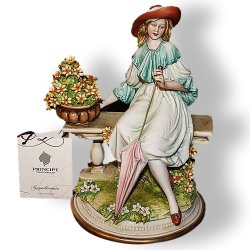 Фарфоровая статуэтка Дама на скамье