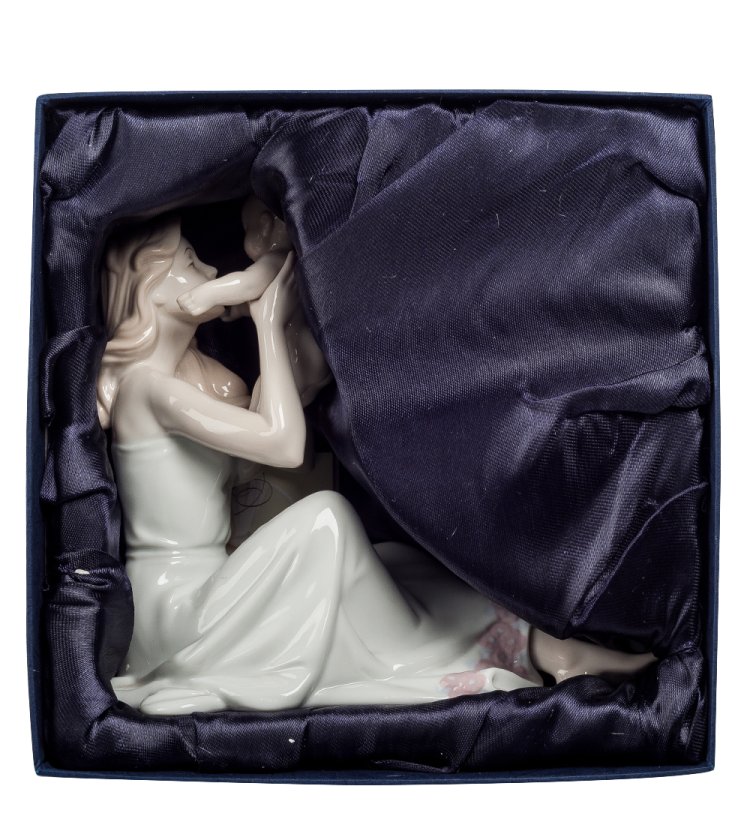 Статуэтка из фарфора Мать с ребенком - материнская забота Pavone JP-15/ 23, фотография в упаковке