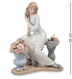 Статуэтка из фарфора Девушка на скамейке с цветами