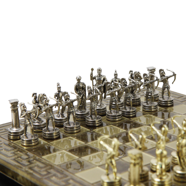 Шахматы из бронзы на коричневой доске Античные войны Manopoulos MP-S-15-28-MBRO, увеличенный вид фигур на доске