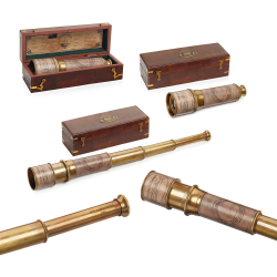 Подзорная труба золотого цвета в деревянном футляре HMS Endavour