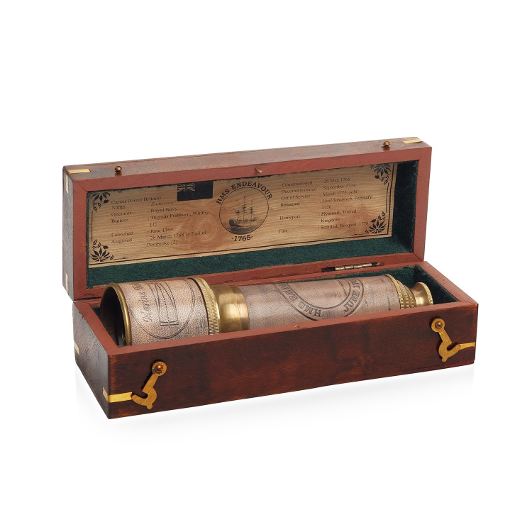 Подзорная труба золотого цвета в деревянном футляре HMS Endavour, упаковочный вид
