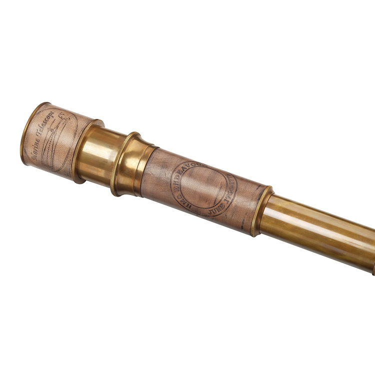 Подзорная труба золотого цвета в деревянном футляре HMS Endavour, увеличенный вид деталей