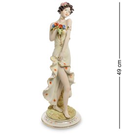 Статуэтка из керамики Девушка с букетиком цветов
