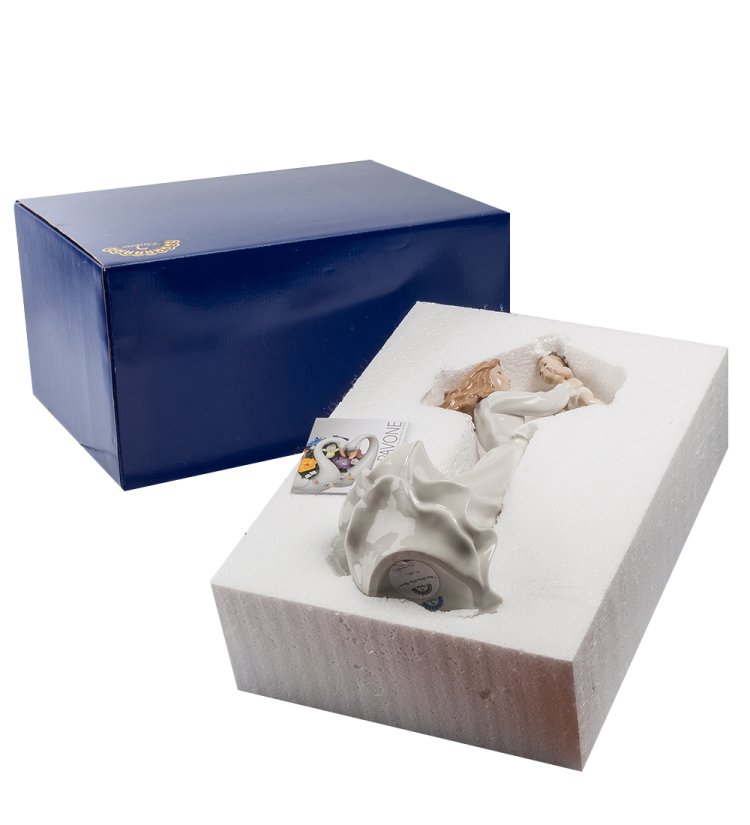 Статуэтка из фарфора Девушка с ребенком в белом платье Pavone CMS-15/ 6, фотография в упаковке