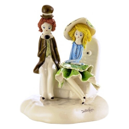 Фигурка из фарфора Пара сидящая у фантана