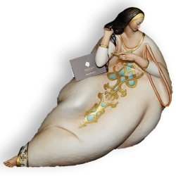 Статуэтка из фарфора Дама с расчёской