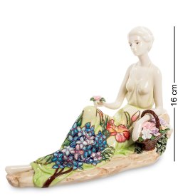 Статуэтка из фарфора Сидящая дама с цветами