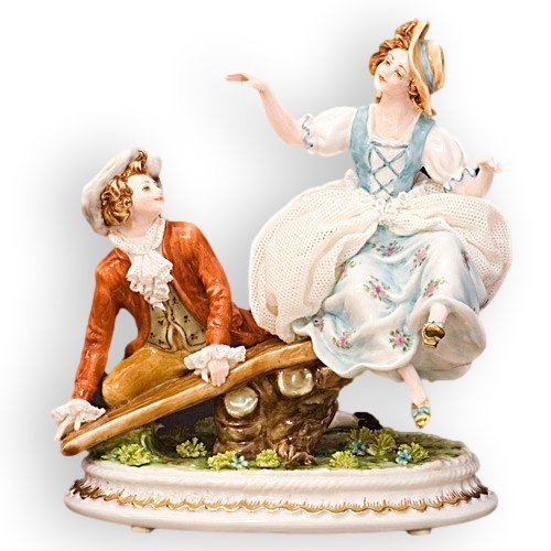 Статуэтка из фарфора Пара на качелях