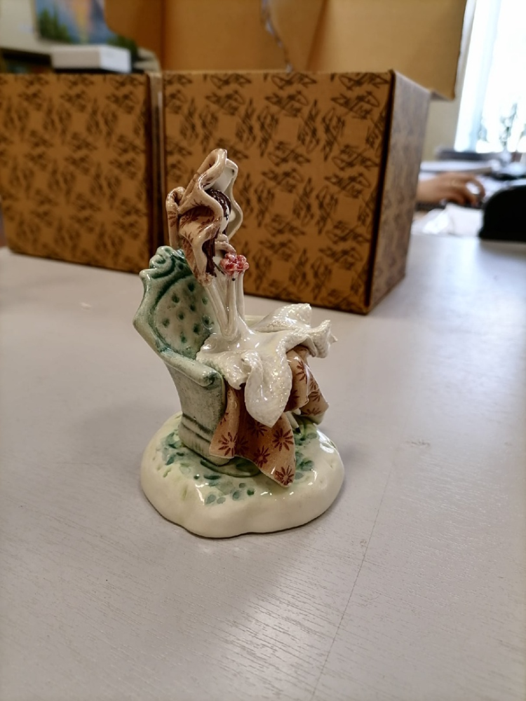 Статуэтка из фарфора Леди в кресле ZamPiva 50214, фото со склада вид профиль