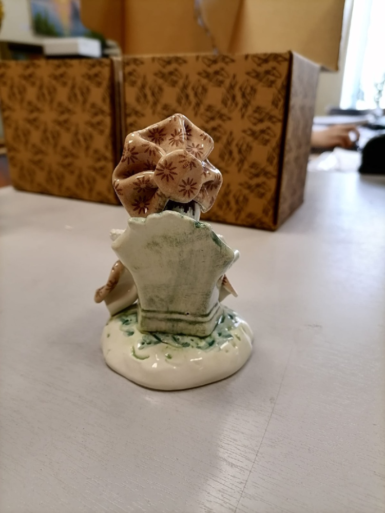 Статуэтка из фарфора Леди в кресле ZamPiva 50214, фото со склада оборотная сторона