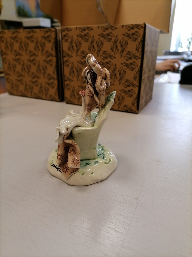 Статуэтка из фарфора Леди в кресле ZamPiva 50214, фото со склада вид со стороны