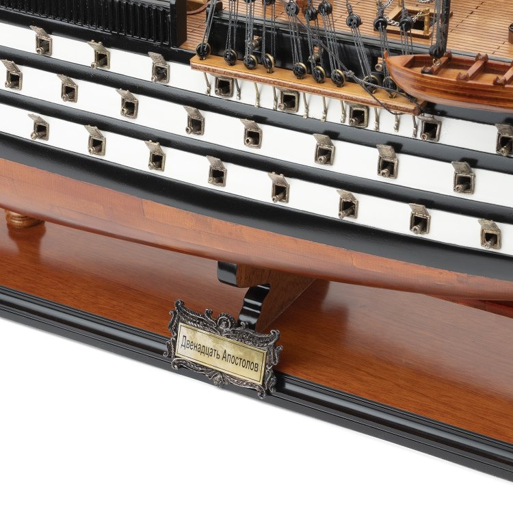 Модель корабля 12 Апостолов 110 см с белым декором, фотография кормы