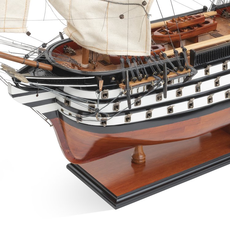 Модель корабля 12 Апостолов 110 см с белым декором, фотография передней палубы