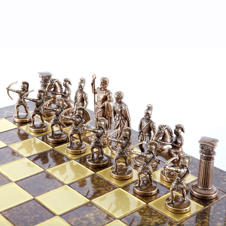 Шахматы Античные войны, Коричневая доска, большие Manopoulos MP-S-10-B-44-BRO, фотография бронзовых фигур на доске