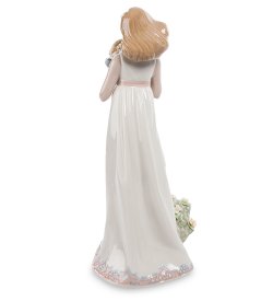 Статуэтка из фарфора Девушка с цветами и бантом