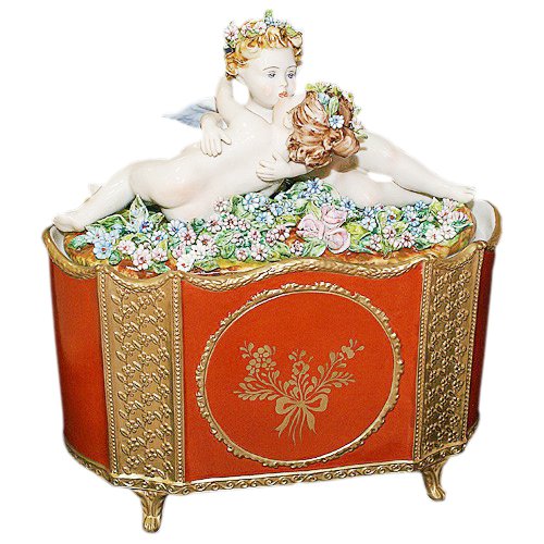 Статуэтка из фарфора Амуры (Шкатулка)