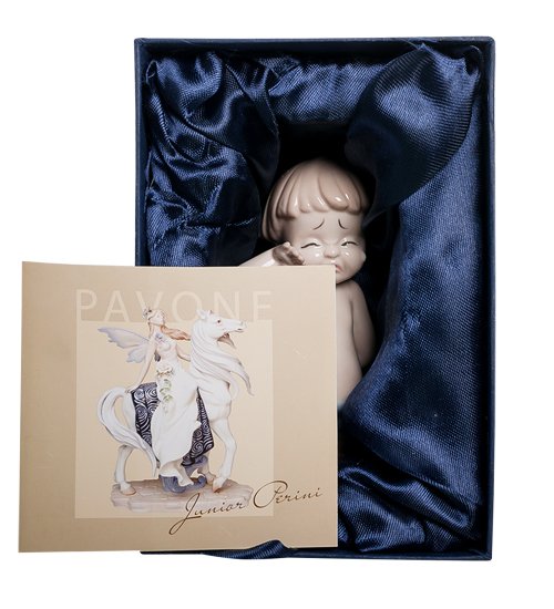 Маленькая статуэтка из фарфора Плачущий мальчик Pavone JP-242/ 3, упаковочный вид